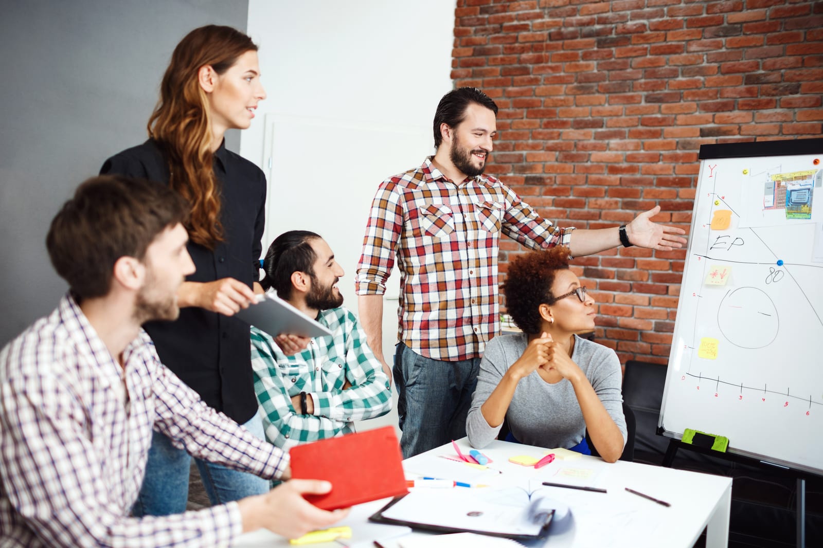 Gruppo di colleghi che discute nuove idee durante un incontro di lavoro